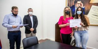 El Gobierno y la UNaM entregaron certificados a agentes públicos capacitados en Lengua de Señas El Gobierno y la UNaM entregaron certificados a agentes públicos capacitados en Lengua de Señas